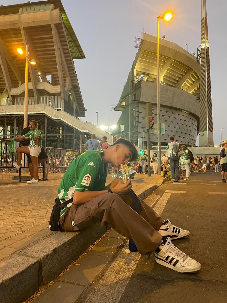 _txchxn's tweet photo. betis y papi david 💚🤍 https://t.co/KuHh098ECx