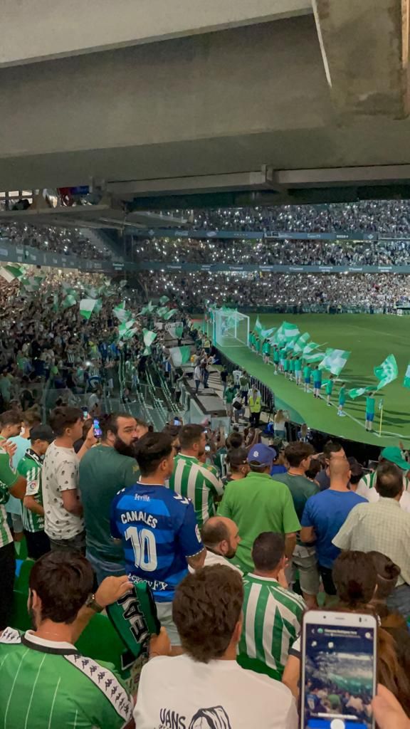 _txchxn's tweet photo. betis y papi david 💚🤍 https://t.co/KuHh098ECx
