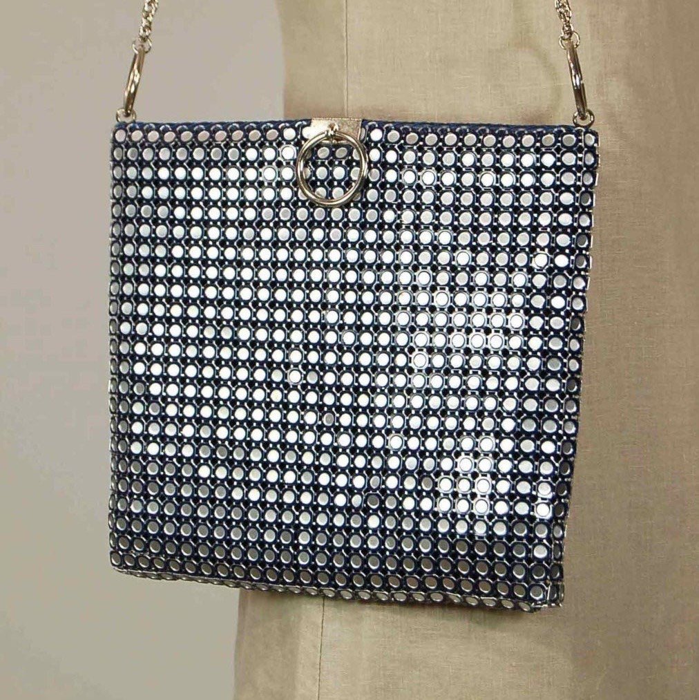 noveltyvint's tweet photo. Vtg 70s luxury silver metallic chaine Maille tote Navy blue leather and silver mesh overlay Evening shoulder purse by STERLING MESH #silver #crossbody #silverchainmesh #90sCalifornia #90sBeverleyHills #chainmail #meshtote #eveningclutch #clutch https://t.co/L7EsfpA1v0 https://t.co/wuYjxE0IrH