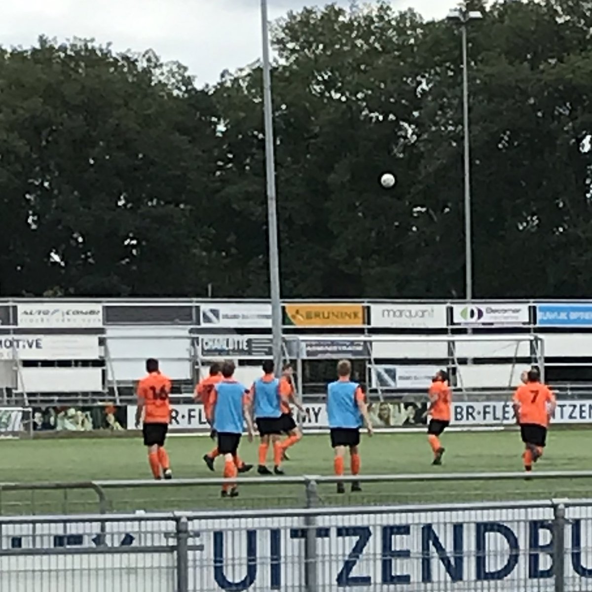 der_maier's tweet photo. Vandaag onderling toernooi voor de @HHCHardenberg senioren 4 t/m 18. Het 4e terechte winnaar. Mooie volle bak volk en een goeie sfeer!👌⚽️🍻🧡🖤 #samenmakenwijhhc https://t.co/gleYYkx3Kn