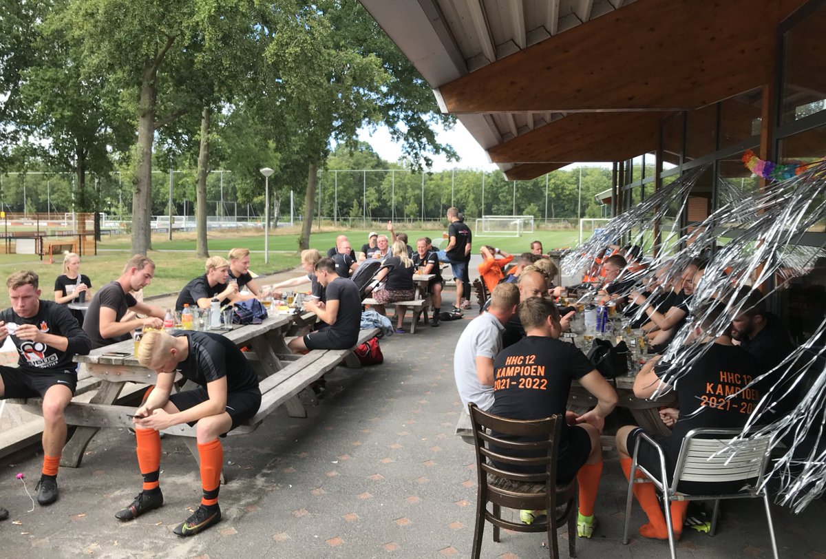 der_maier's tweet photo. Vandaag onderling toernooi voor de @HHCHardenberg senioren 4 t/m 18. Het 4e terechte winnaar. Mooie volle bak volk en een goeie sfeer!👌⚽️🍻🧡🖤 #samenmakenwijhhc https://t.co/gleYYkx3Kn