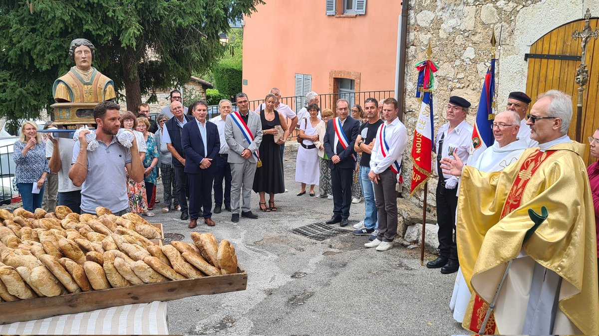 EricPAUGET1's tweet photo. Quel plaisir de retrouver les Courmians, et leur maire, mon ami @richard_thiery pour leur fête patronale de la #SaintFélix.
L'occasion d'honorer nos héros🇫🇷, de célébrer nos #traditions, de rompre le pain ensemble🥖et de faire la fête toutes générations confondues 👶👵.

#Courmes https://t.co/gWD863mqhe