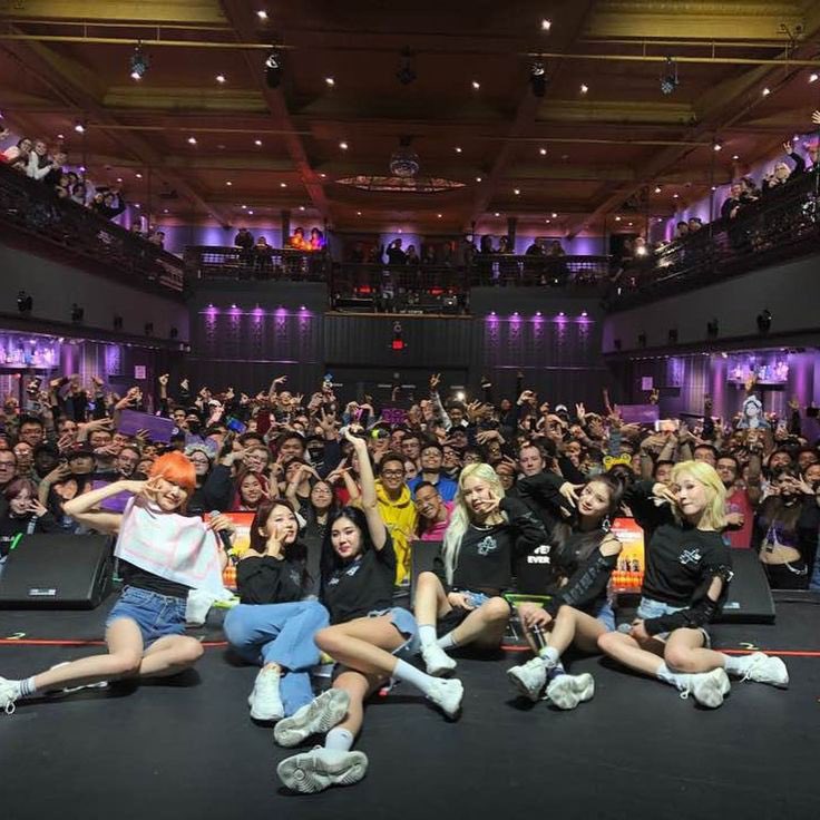 portaleverglow's tweet photo. Ver o crescimento do EVERGLOW no decorrer desses 3 anos tem sido incrível. 😭❤️❤️

#EVERGLOW @EVERGLOW_twt https://t.co/UABF7u1wqY