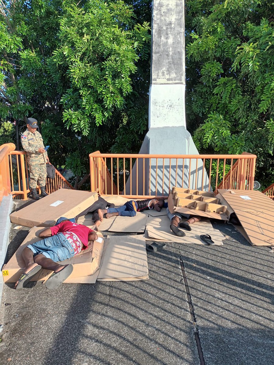 Unos diez niños de nacionalidad haitina amanecieron durmiendo en el peatonal de la 27 febrero frente al centro olímpico, esto se sale de control.