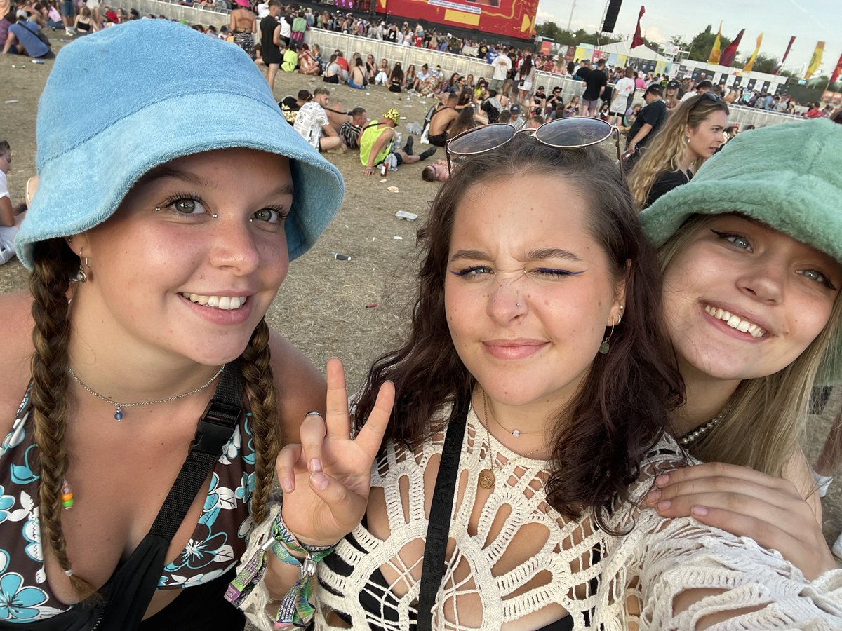 darcyobrian18's tweet photo. #NoMusicOnADeadPlanet bring on AM and Wolf Alice 🤍 https://t.co/hI6DmxCQLI