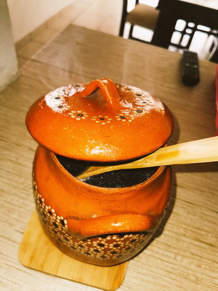 Waterme64288975's tweet photo. Mi madre siempre prefirió cocinar en ollas de barro 🥺😍 Mi padre después de viudo siguió cocinando en ellas 🥺y ahora yo los recuerdo a los dos y utilizó esa pequeña 🥰
Van a querer frijolitos con queso o me los termino 🤤 les debo las tortillas a mano 🙈
#RECUERDOSCONAMOR💕 https://t.co/jmC5GfkqtY