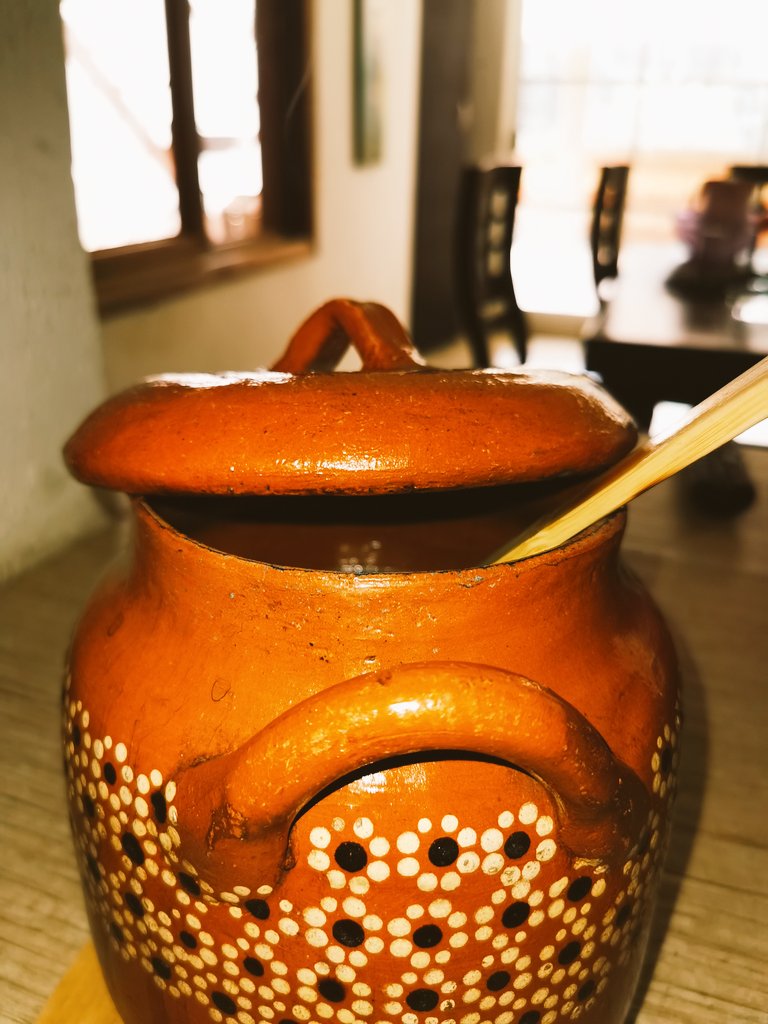 Waterme64288975's tweet photo. Mi madre siempre prefirió cocinar en ollas de barro 🥺😍 Mi padre después de viudo siguió cocinando en ellas 🥺y ahora yo los recuerdo a los dos y utilizó esa pequeña 🥰
Van a querer frijolitos con queso o me los termino 🤤 les debo las tortillas a mano 🙈
#RECUERDOSCONAMOR💕 https://t.co/jmC5GfkqtY