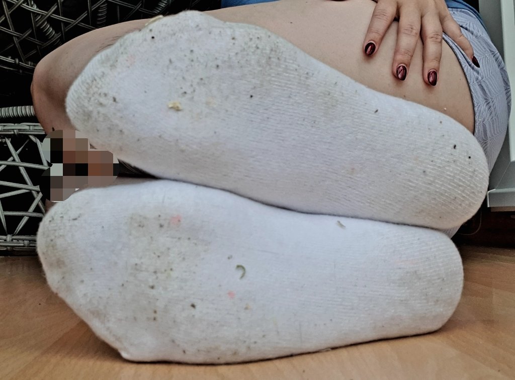 Susi_Dream's tweet photo. Wer steht seinen Mann und leckt mir meine geilen Dreckstücke ab? Hast du Eier in der Hose? 🧦👅👄

#lecken #Socken #Socks #getragen #dirty #domina https://t.co/5E7sI3ezm5