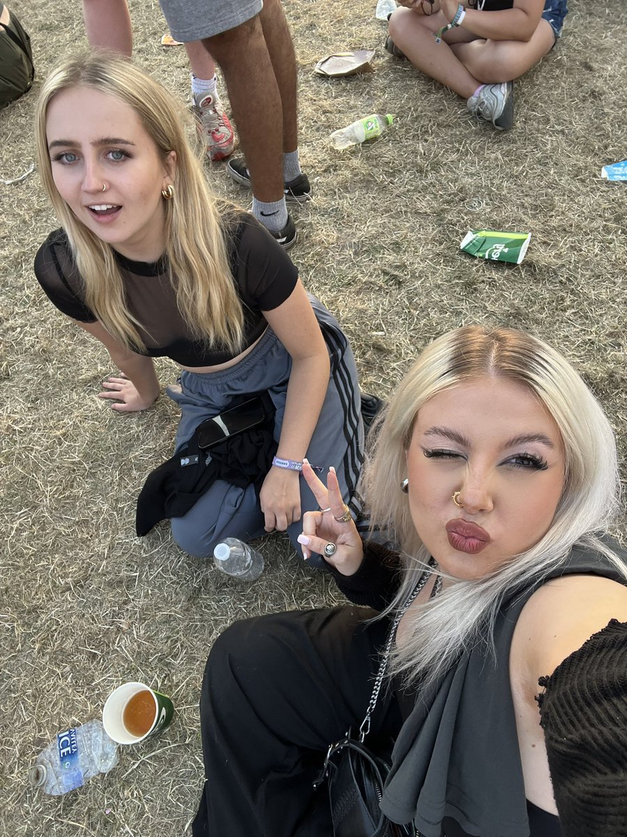 libsalright's tweet image. we &amp;lt;3 alex turner #NoMusicOnADeadPlanet