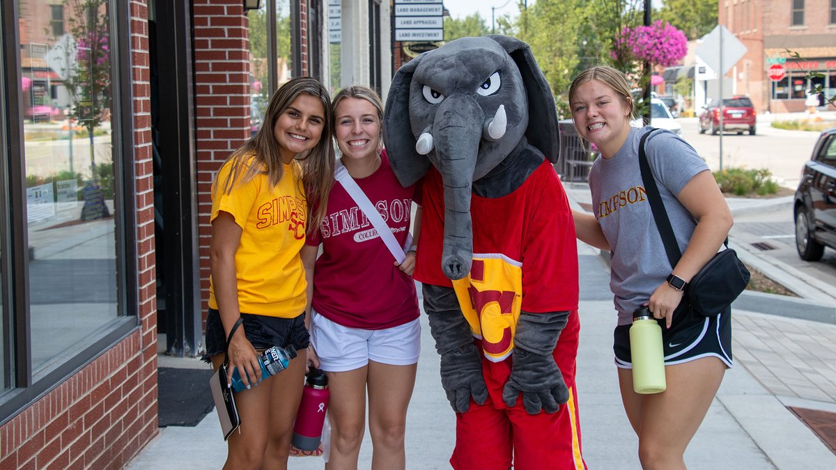 ThunderSCMascot's tweet photo. i had the best time shopping down town with my new friends! https://t.co/k4JgmgW6Jd