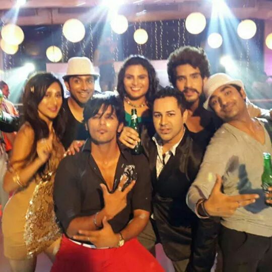 PanwarMukesh64's tweet photo. Bottle khula do saade veer da Birthday hai #karanvirsingh aka @KVBohra #loveyoousoniye #HappyBirthdaykaranvirbohra #HBDKVB https://t.co/tb1M8xvMpB