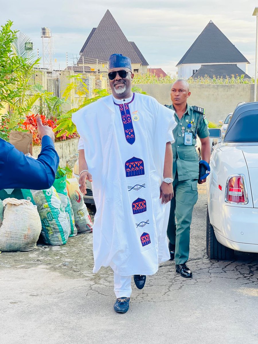 _dinomelaye's tweet photo. Na God...no talk https://t.co/iHg5deuzYK
