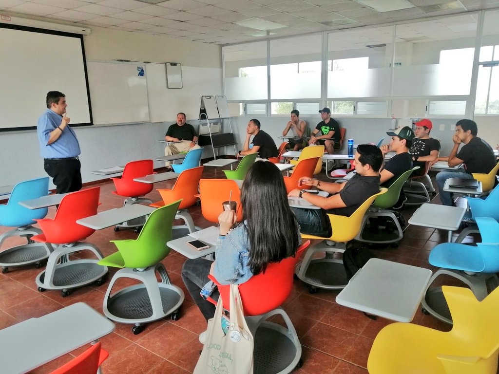 IEEAGS's tweet photo. Nuestro Coordinador de Presidencia, @vic_diazdeleon, conversó con estudiantes del @TecCampusAGS, quienes participaron en una dinámica en la que se pone de manifiesto la importancia del diálogo como parte de la toma de decisiones en democracia.

#EducaciónCívica🙋🏿‍♀️📚🙋 https://t.co/w8HdXZFS1L