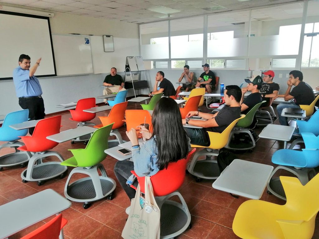 IEEAGS's tweet photo. Nuestro Coordinador de Presidencia, @vic_diazdeleon, conversó con estudiantes del @TecCampusAGS, quienes participaron en una dinámica en la que se pone de manifiesto la importancia del diálogo como parte de la toma de decisiones en democracia.

#EducaciónCívica🙋🏿‍♀️📚🙋 https://t.co/w8HdXZFS1L
