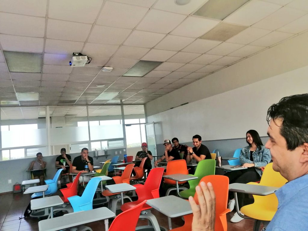 IEEAGS's tweet photo. Nuestro Coordinador de Presidencia, @vic_diazdeleon, conversó con estudiantes del @TecCampusAGS, quienes participaron en una dinámica en la que se pone de manifiesto la importancia del diálogo como parte de la toma de decisiones en democracia.

#EducaciónCívica🙋🏿‍♀️📚🙋 https://t.co/w8HdXZFS1L
