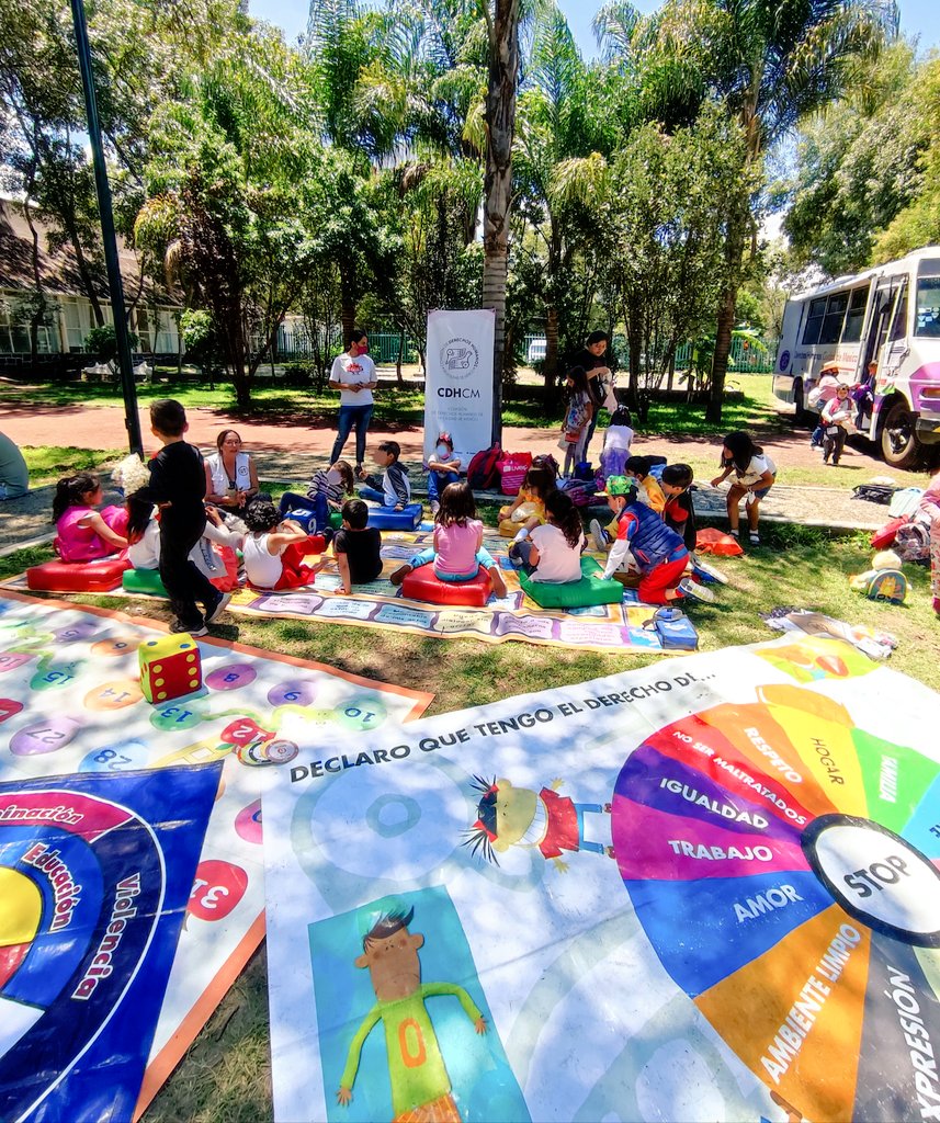 territoriodh's tweet photo. La @CDHCMX 💜 estuvo presente en la clausura del “Curso de Verano #EnGrande 2022” de @TlalpanAl
De manera divertida, se les enseñó a las Niñas y Niños sus #Derechos 😃
Fue la primera parada del #Palomito 🚌 seguiremos recorriendo #Tlalpan para que conozcan sus #DDHH ☺️
#CDHCM https://t.co/dGI7tQIaFS