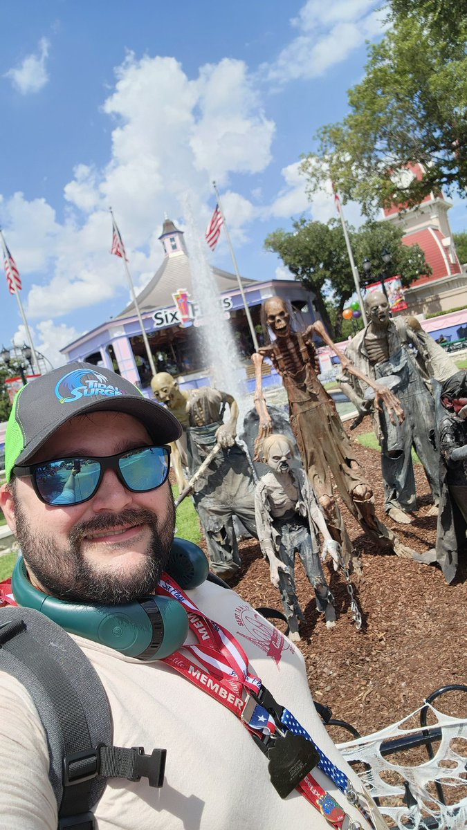 ThemeParkPosse's tweet photo. Just some family time at the park. https://t.co/ethwswwUCi