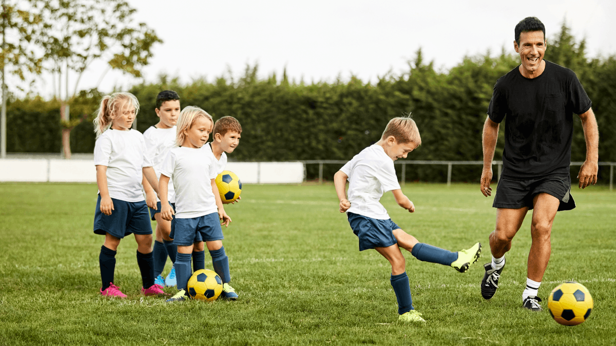 UNIRuniversidad's tweet photo. ⚽🧒 Abierta la convocatoria para la 2️⃣ edición del curso de #FútbolTerapéutico de #UNIR, @AtletiFundacion (@Atleti) y la @FundacionQuerer, con la colaboración de la @ComunidadMadrid.

📅 Inicio de clases: ¡3 de octubre! 

➕ℹ️ ¡infórmate! 👇https://t.co/H4cyzFmP93 https://t.co/UPLHdDMJoA