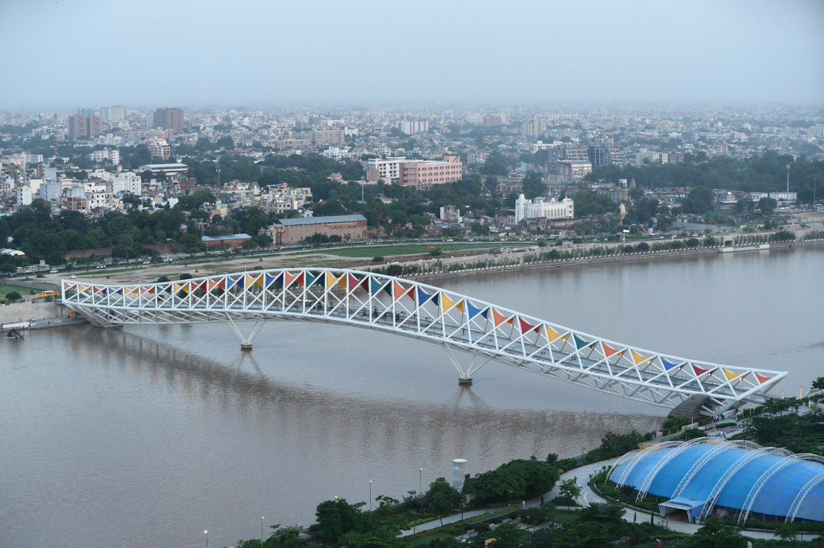 lindanewmai's tweet photo. SPECTACULAR! 😍
Hon'ble PM@narendramodi Ji inaugurated the majestic  #AtalBridge on the #SabarmatiRiverfront today.
The iconic foot overbridge named after the Legendary leader #AtalBridge  - A fitting tribute to our former PM #AtalBihariVajpayee 🙏

#PMModi 
#PMModiGujaratVisit https://t.co/ZfGHyAMRpp