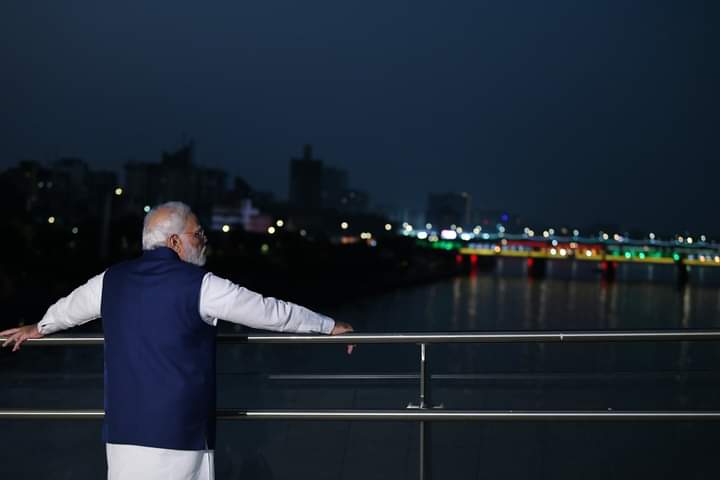 lindanewmai's tweet photo. SPECTACULAR! 😍
Hon'ble PM@narendramodi Ji inaugurated the majestic  #AtalBridge on the #SabarmatiRiverfront today.
The iconic foot overbridge named after the Legendary leader #AtalBridge  - A fitting tribute to our former PM #AtalBihariVajpayee 🙏

#PMModi 
#PMModiGujaratVisit https://t.co/ZfGHyAMRpp