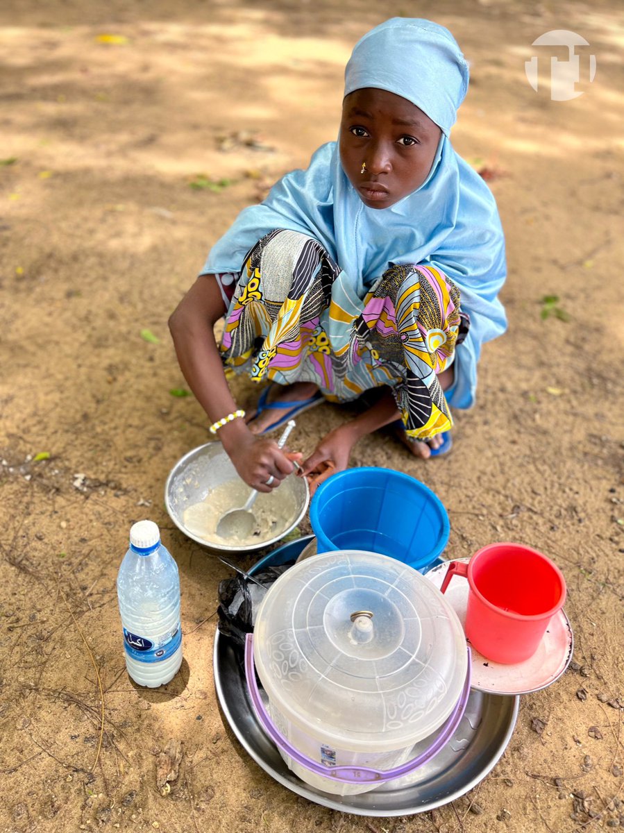 tchadinfos's tweet photo. #HUMANOFNDJAMENA « Je fais ce travail pour aider mes parents. Je fais l’école coranique, je n'ai jamais mis pied à l’école moderne. » Haoua, 10 ans, vendeuse de Godogodo #Tchad 🇹🇩 https://t.co/c5CpkCr6ZP