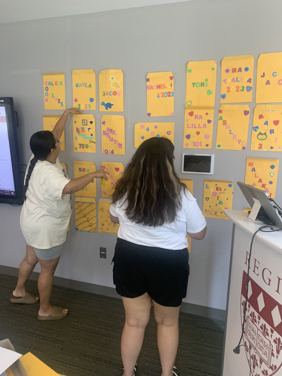 bbuoniconti's tweet photo. Got to spend some time presenting to the @RegisCollege_MA RAs yesterday. But my favorite part of the day was watching them write notes of encouragement to each other. This team is ready for #RegisMoveIn @RegisLife_MA https://t.co/kVsLjaZK0G