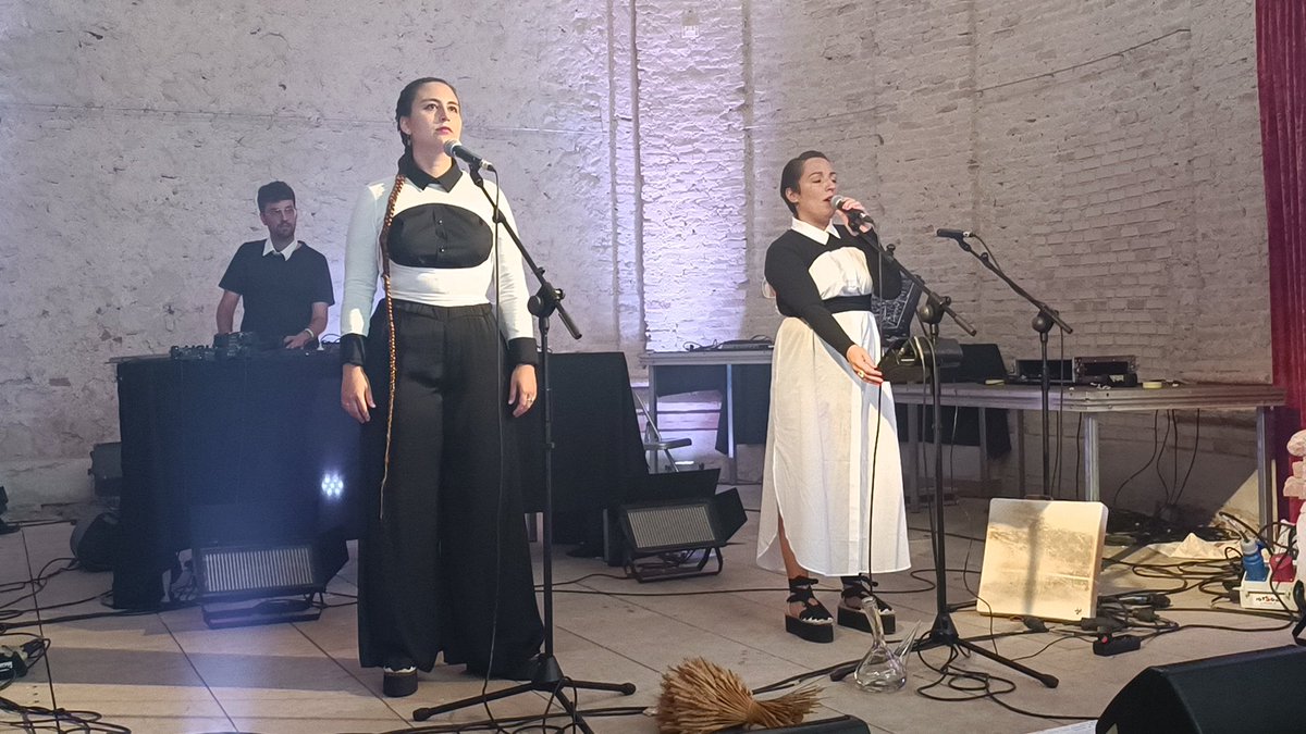 Pau_Lleixa's tweet photo. Em declaro fan ara mateix de @JoanaDarkMusic! Concertàs a @eufonic_fest, a l'Església Nova, on sempre surten les millors perles del festival 😻👏🏻.
#Eufònic2022 #CulturaRàpita22 #Estiu22 #JDPC https://t.co/Z2QAbVc10J