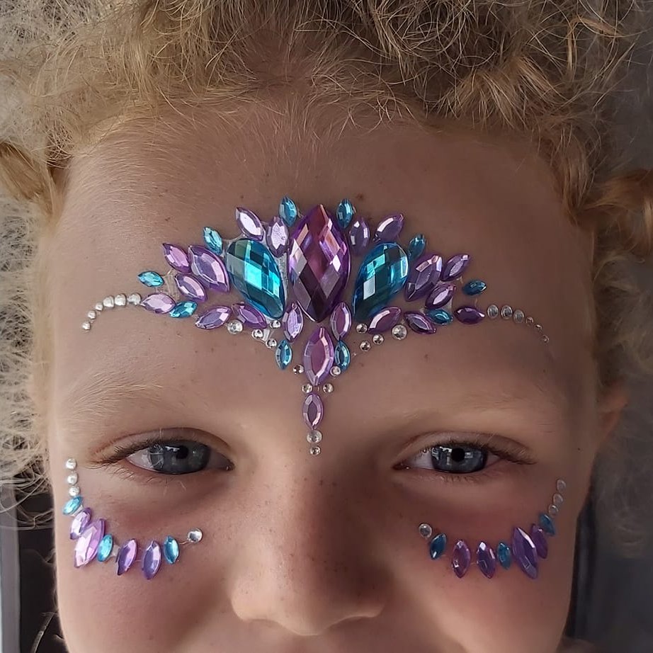 CannockWalkinSt's tweet photo. Who doesn't love a bit of sparkle, right? 
So why not sparkle at the seaside 😉 
K's Glamorous Glitter Body Art will be at the Beach Party event tomorrow with all things that glitter and sparkle - face, body and hair can all be jazzed up by Krissy
#BeachParty #celebratecannock https://t.co/SmgbMtP1fn