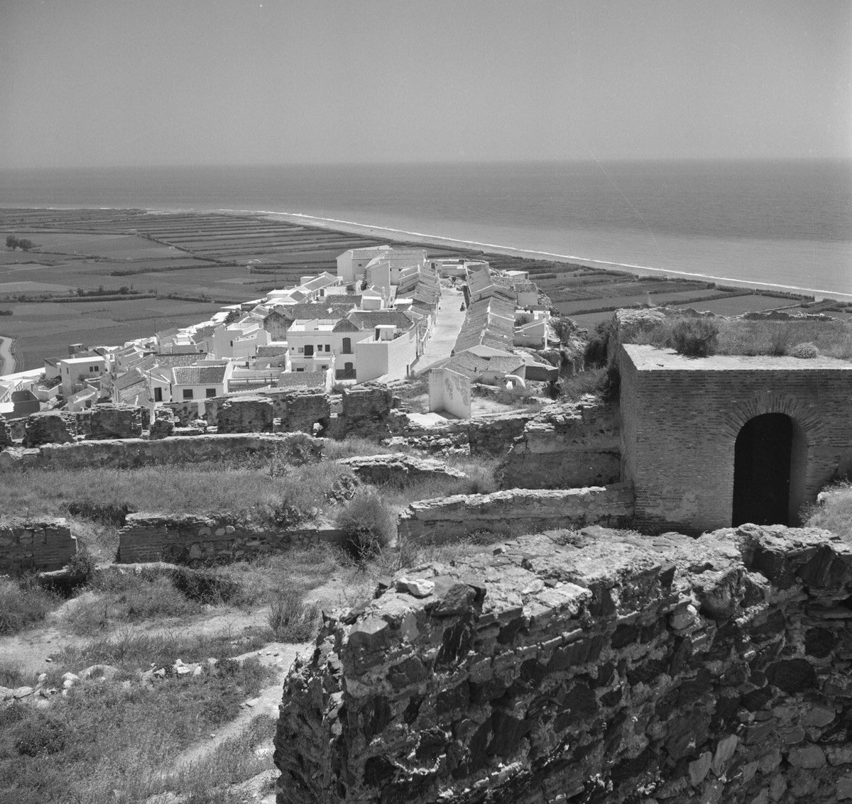 granadaoldpics1's tweet photo. Nuestro turista alemán del tweet de Almuñécar del otro día también se dejó caer por #Salobreña inmortalizando estas bellas escenas previas al “Boom” turístico. Llama la atención las vistas desde la Fortaleza Nazarí con la vega y el mar impolutos. @aytosalobrena https://t.co/zpbwqOsjeI