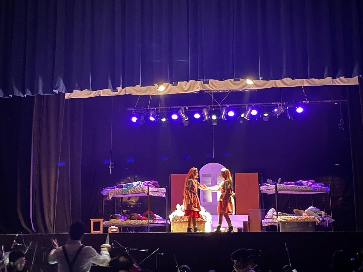 ricsguem's tweet photo. Una preciosa presentación del musical Annie, nos regalo la @municipiocalama con sus escuelas de formación del taller de teatro y Calambanda con su orquesta y coro, felicitaciones y gracias por este precioso regalo https://t.co/bheRfKWacM