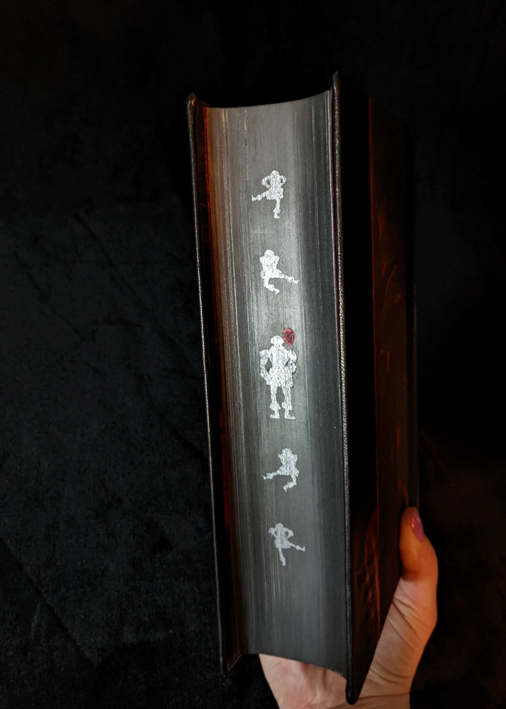 aglance_'s tweet photo. Just packaged up my latest rebind: @StephenKing's IT. This is one of the more ambitious rebinds I've done to date. I'm definitely happy with how it came out. https://t.co/lSr90U5yZj https://t.co/oXnYqaMr9S