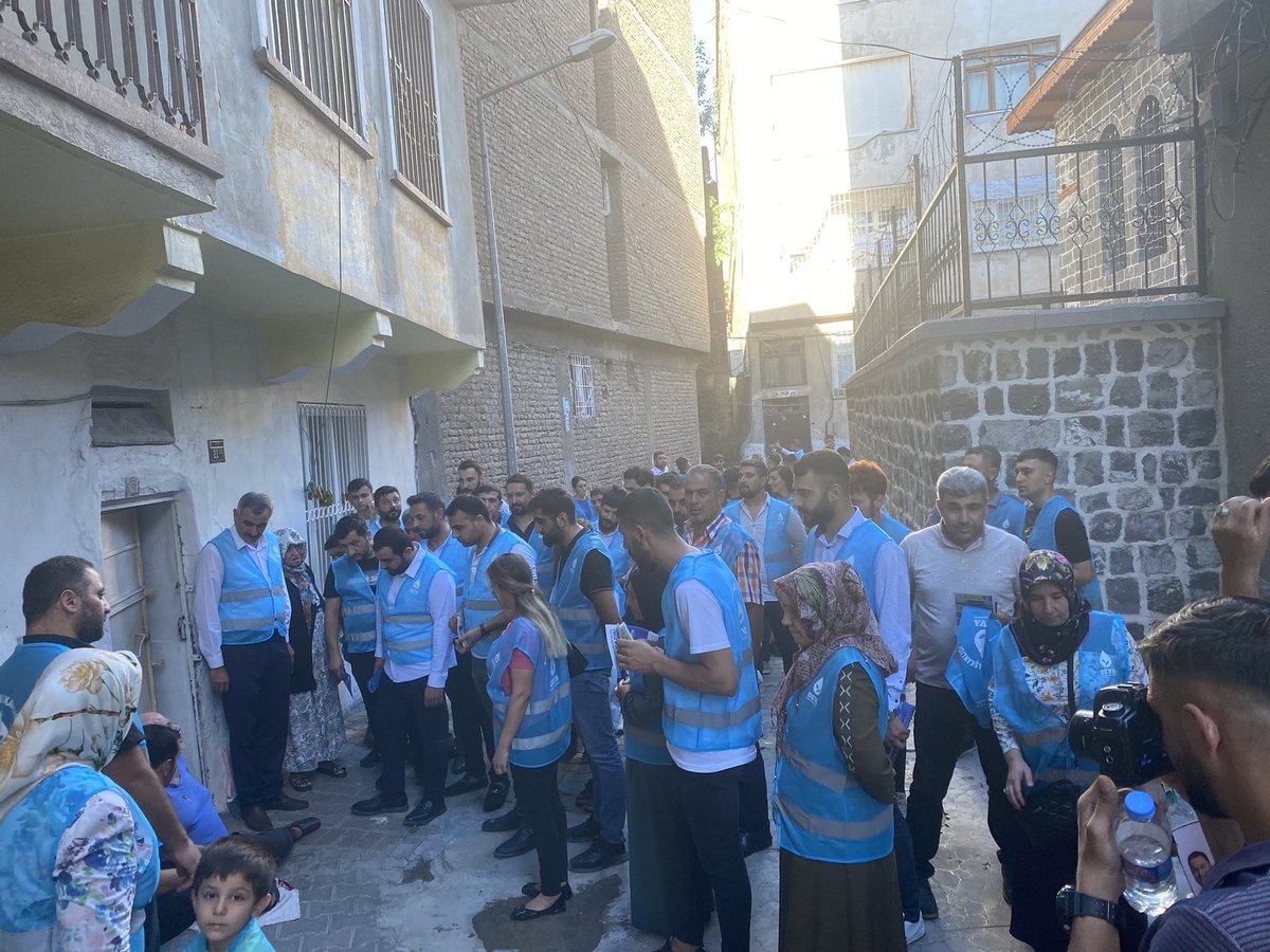 MehmetY10302535's tweet photo. Bugün sur ilçe başkanımız sayın @sadrettintosnlu nezdinde sur ilçe teşkilatı olarak esnaflarımızı ziyarete bulunduk esnaflarımızın gerek partimize gerekse ilçe baskanimza olan ilgi ve alakasından dolayı şükranlarımızı iketiriz #devapartsi @erginsadullah @alibabacan https://t.co/PxJwrHtkYQ