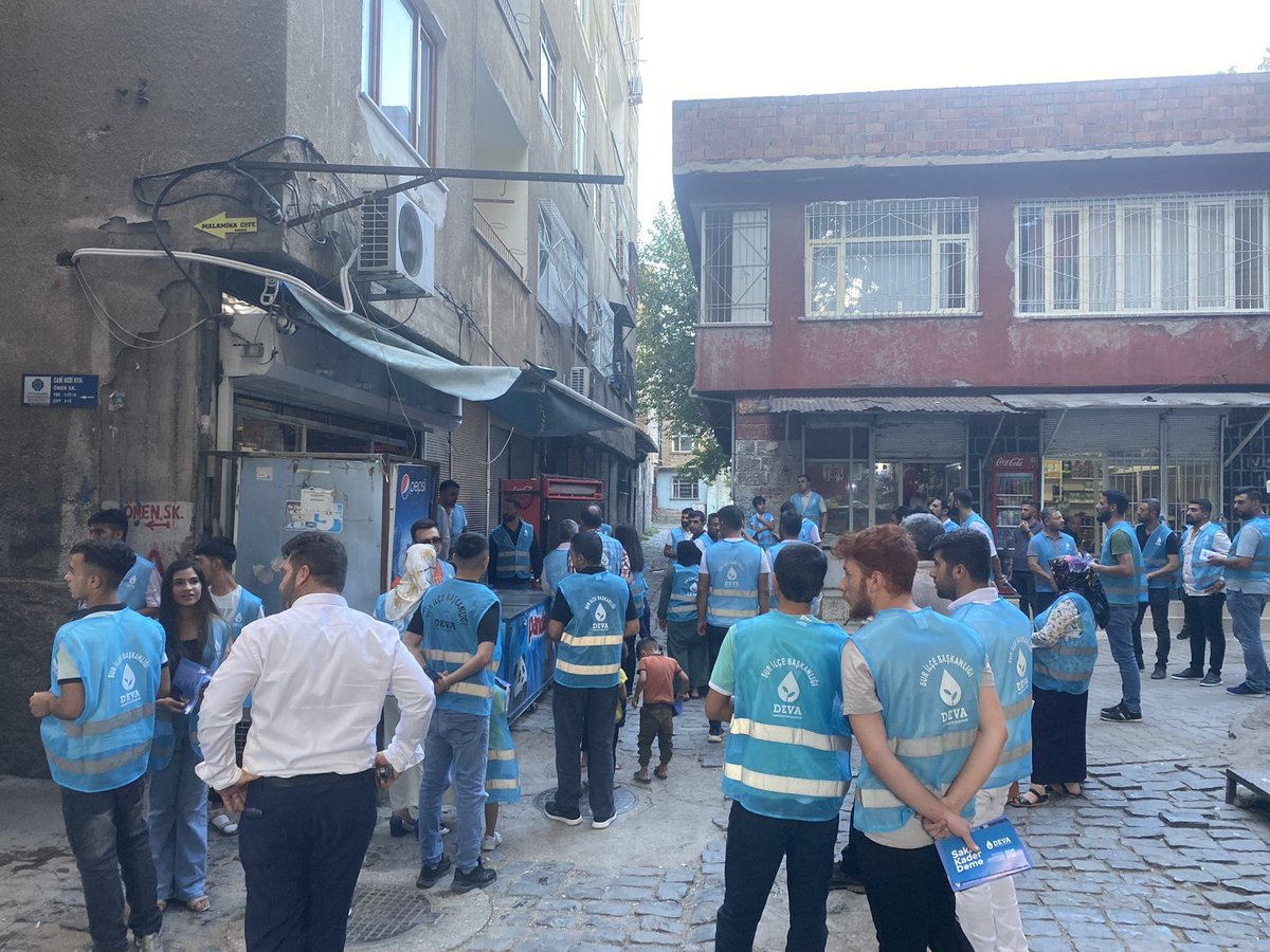 MehmetY10302535's tweet photo. Bugün sur ilçe başkanımız sayın @sadrettintosnlu nezdinde sur ilçe teşkilatı olarak esnaflarımızı ziyarete bulunduk esnaflarımızın gerek partimize gerekse ilçe baskanimza olan ilgi ve alakasından dolayı şükranlarımızı iketiriz #devapartsi @erginsadullah @alibabacan https://t.co/PxJwrHtkYQ