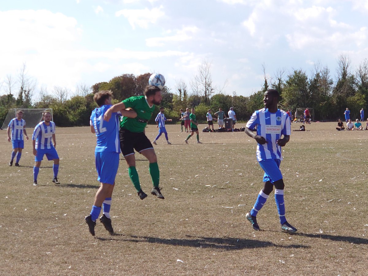 Saturday saw me at Cupids for an <a href="/eofl/">eofl</a> Div 2 contest &amp; saw an inspired <a href="/HKateley/">Harry Kateley</a> net four as he helped <a href="/Wakebury_FC/">Wakebury Football Club</a> come from behind to demolish <a href="/OSFCReserves/">Old Southendian Reserves</a> on a warm sunny day on the outskirts of Southend <a href="/ELRFootball/">Grassroots Football Show</a> #NonLeague <a href="/MattCardy1/">Matt Cardy</a> <a href="/dan_blewett/">dan</a> pedroslocalfootiefix.blogspot.com/2022/08/wakebu…