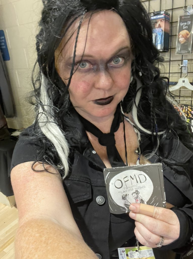 MarciaPotomus's tweet photo. Dresses as The Kraken for #FortCollinsComicCon, and got stopped by a vendor and given a lovely little fanart comic! It makes my heart happy! Thanks @WhimsyInk https://t.co/4EgnMMLGXl