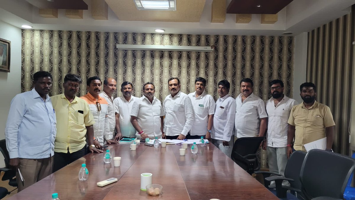 MRajkumarBNDCC's tweet photo. Bangalore North District Congress Committee President M Rajkumar held a meeting with the Block Presidents and Ward Presidents of *KR Puram Assembly* Constituency regarding the upcoming BBMP elections in his office.
@rssurjewala @duttabhishek @DKShivakumar https://t.co/3ey0AcdUC4