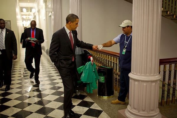 AuthorJoeNBrown's tweet photo. President #BarackObama: โI was raised to treat the janitor ๐ชฃ๐งน๐๐งฝ with the same respect as the CEOโ ๐ผ๐งณ. #POTUS44 did that.
#AndInTheEnd.... #PresidentObama taught us respect, dignity, and love ๐. #SimpleReminders ๐ค๐ผ๐ค๐ผ https://t.co/l5NUbgLn18