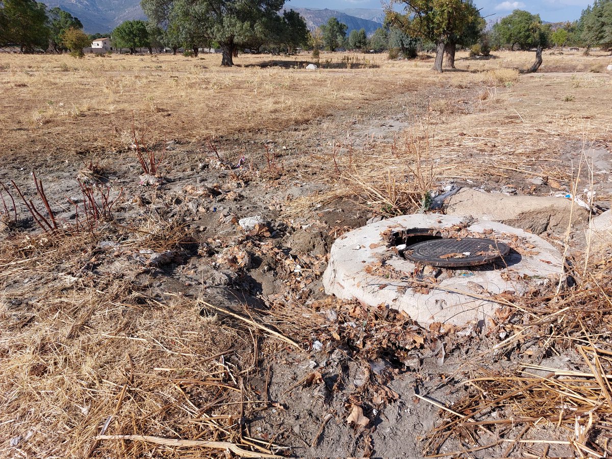 PANALE2's tweet photo. Años de lamentable estado de la Dehesa Vieja de #Moralzarzal: botellones, basuras, aguas fecales, toallitas, compresas, restos de mercadillo, cacas de perro, etc.
Incivismo + incompetencia del equipo de gobierno = 💩 https://t.co/0dXibkJJzK