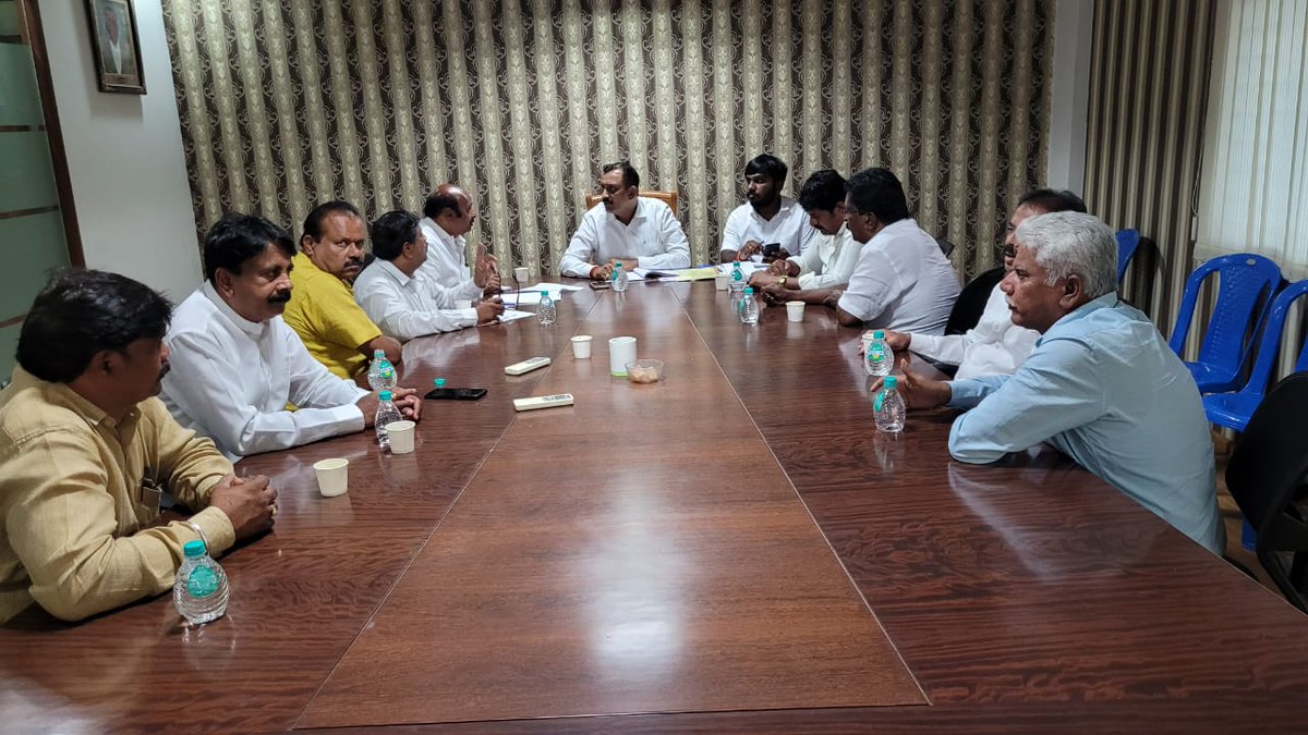 MRajkumarBNDCC's tweet photo. Bangalore North District Congress Committee President M Rajkumar held a meeting with Block Presidents and Ward Presidents of *Byatarayanpura Assembly Constituency* regarding the upcoming BBMP elections in his office.
@krishnabgowda @duttabhishek @rssurjewala @DKShivakumar https://t.co/3oYNLN7iXm