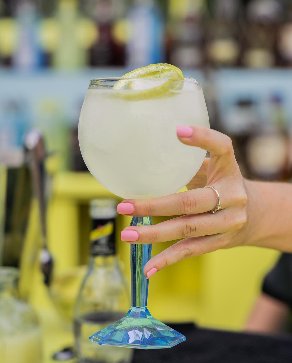 StarliteFest's tweet image. 🍋 Déjate sorprender por Bombay Citron Pressé, ginebra oficial de #StarliteCatalanaOccidente2022, y disfruta de un cóctel Ultimate Tom Collins, un Gin&amp;amp;Tonic… ¡ligeros y refrescantes por igual!

🙌🏻 Ven al festival y juzga por ti mism@. 

#BombayCitronPresse #BombaySapphire
