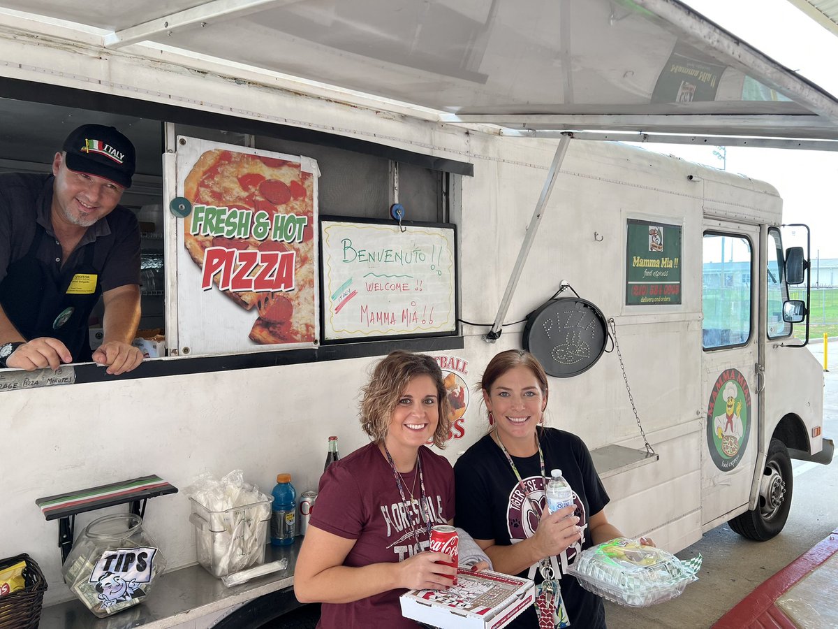 maggsfree's tweet photo. Friday + Food Truck = Happy Happy Joy Joy #happyteachers #happyleaders https://t.co/CFIkNh46IK