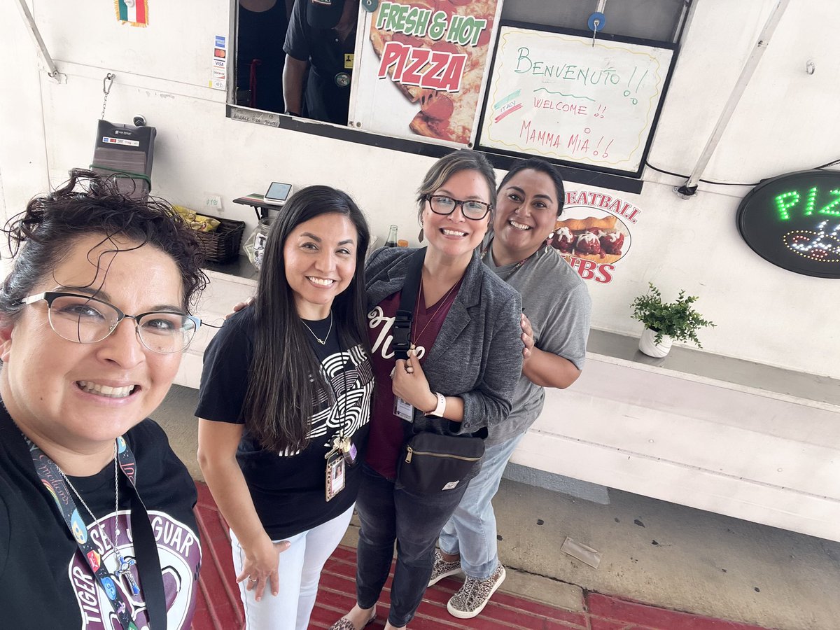 maggsfree's tweet photo. Friday + Food Truck = Happy Happy Joy Joy #happyteachers #happyleaders https://t.co/CFIkNh46IK