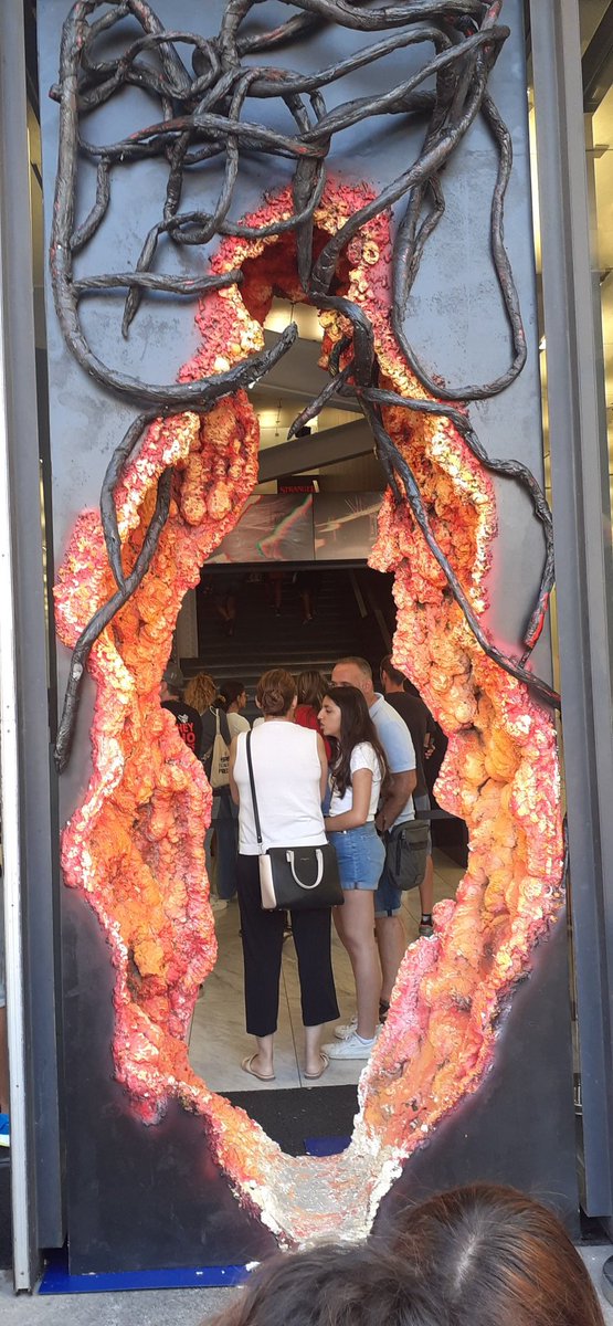 joanmarc_p's tweet photo. Que no em diguin no-sé-què però jo veig similituds en el portal d'entrada al #capperavall de @Stranger_Things part IV de @Movistar de #PortaldelÀngel de #BCN amb l'escultura de la #SantaVulva @ama_al_clitoris https://t.co/fNJjMXBYzH