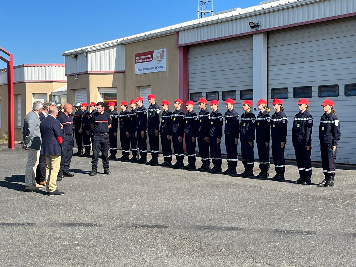 PompierClisson's tweet photo. Aujourd'hui c'est la rentrée des jeunes sapeurs-pompiers🧯de Clisson en présence des élus du territoire tjrs fidèle au RDV, et des CIS voisins ! Un grand merci aux formateurs 👍Et mobilisons-nous pour fêter les 50 ans de l'école en 2023 ! @SDIS44 @AllioneFNSPF @Clisson_LAggloh https://t.co/xKcYabV2WZ