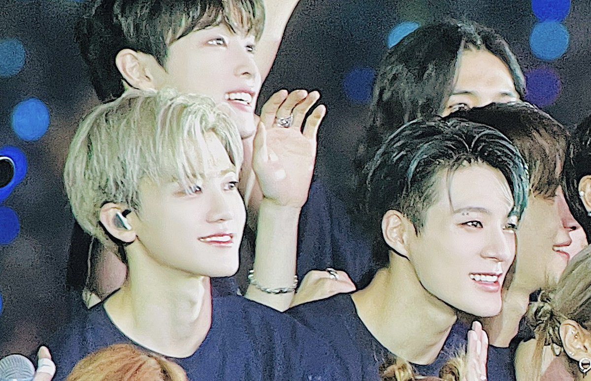 sixthinaug's tweet photo. แม่ ผมได้ร่วมเฟรมกับพี่คนสวยแล้ว
แต่มีแฟนพี่เค้าด้วย #chanjam https://t.co/dcCTetyg1j