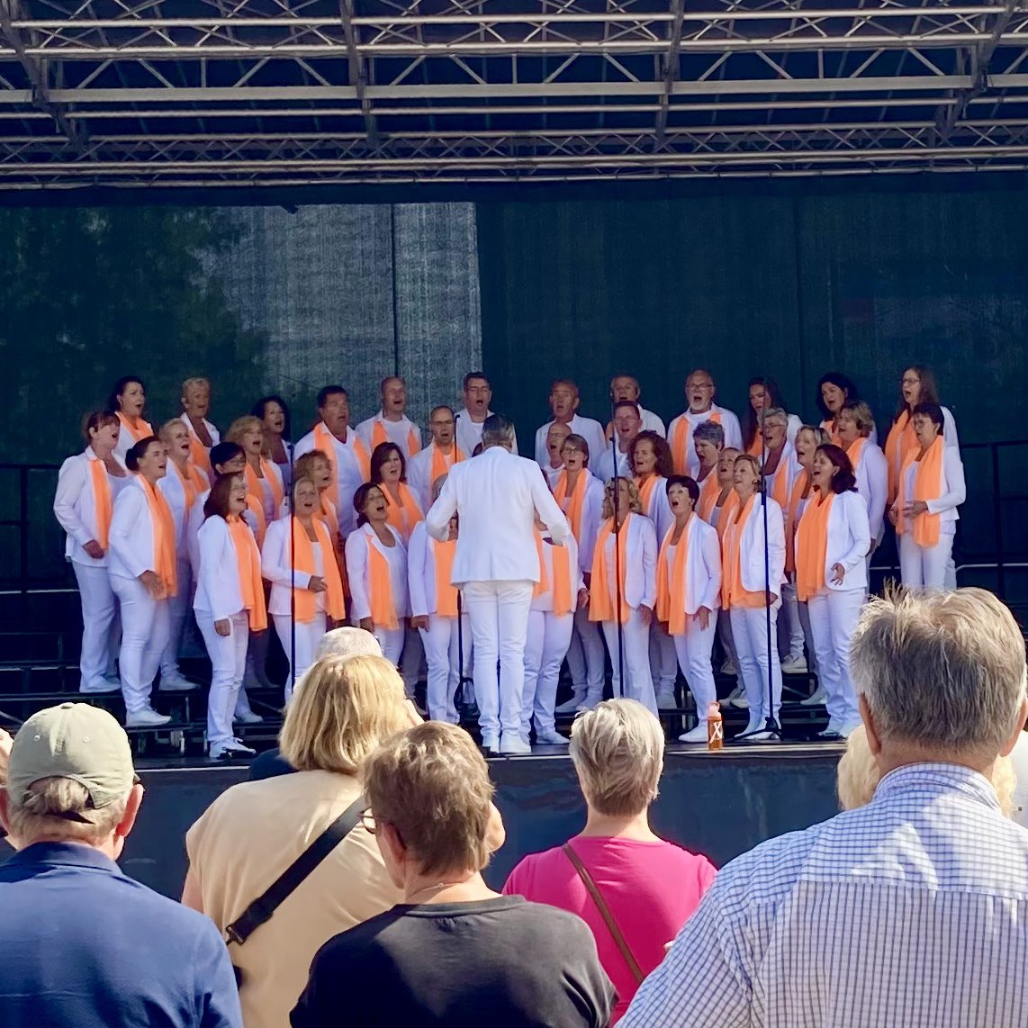 gemeentehia's tweet photo. πΈ Nog een paar fotoβs van deze prachtige #Zomerparkdag, deze keer op de foto onder andere #JustDymph, @PopGroupReflax en een hoogwerker @BrandweerZHZ.
Wat was/is jouw hoogtepunt van #zpd22? We wensen je nog veel plezier! π https://t.co/8XgPbdAkuH