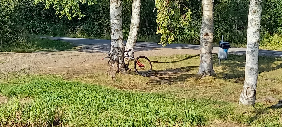 MikkoFrant's tweet photo. Ilmapallopäiväpyöräilyä 40 km ennenkuin lumet tulee.
#munat #ja #mankelointi https://t.co/fW0NOXmxQ3