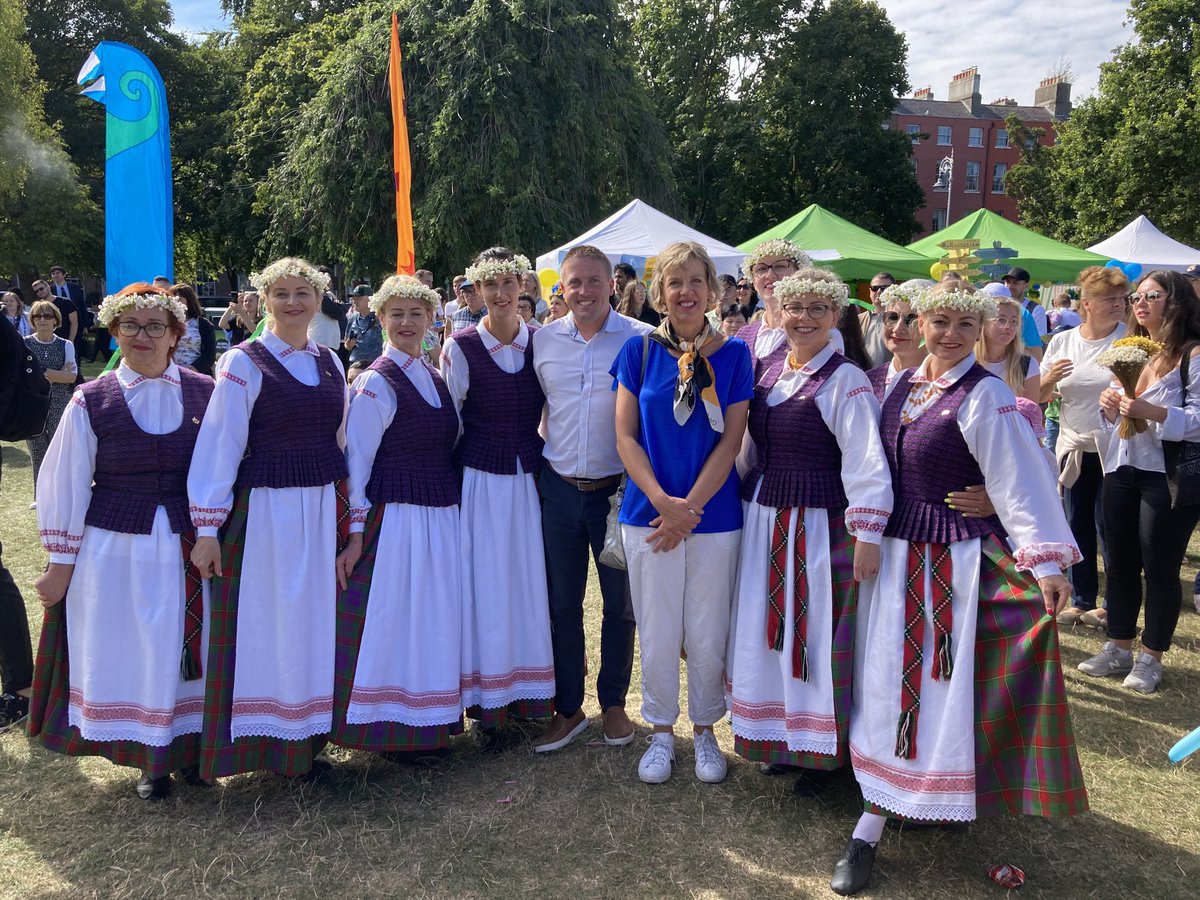 ivanabacik's tweet photo. Honoured to speak at today’s #MountjoySquare #Ukraine family day event along with Ambassador @GeraskoLarysa and others in #solidarity @UKRinIRL @UkraineIreland @UkrainianAction @IrlEmbUkraine #StandWithUkraine https://t.co/JG5pq68Us2
