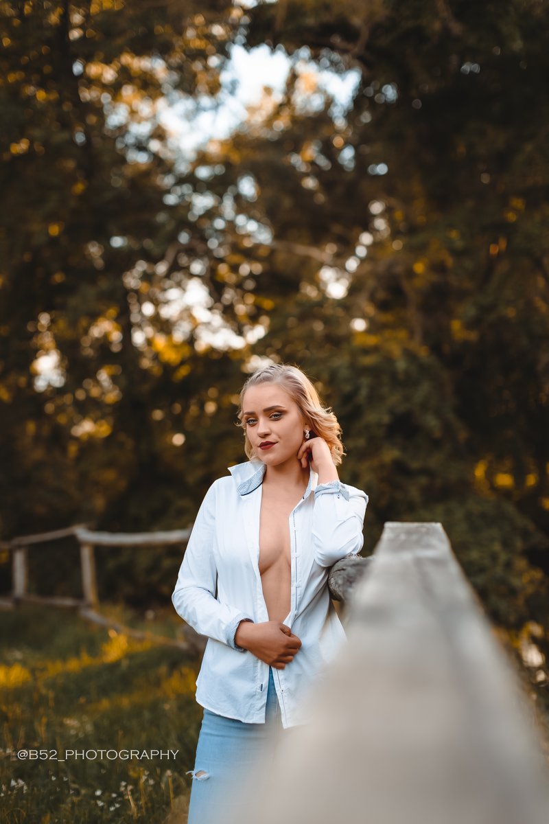 B52_Photography's tweet photo. Sunshine 
#Boudoir #boudoirphotographer #outsideportrait #portrait #moody #woman https://t.co/vT7m1USki3