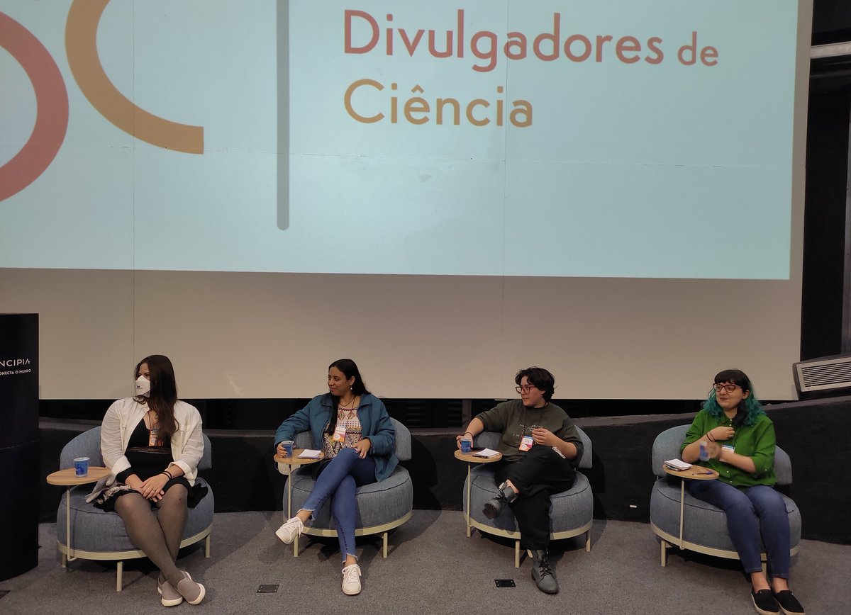 martins_yanna's tweet image. as mais brabas desse país!
@alinemghilardi (@Colecionadores2), Caroline Nascimento e Luana Maciel (@ARMY_HTP), @mahideia (@tortinhaclimao e @dragoesgaragem) na 1a mesa "A Divulgação Científica em rede e na rede" do #EBDC 💙